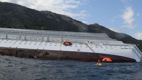 Naufragio Concordia: trovato il cadavere di una donna, 12 morti accertati