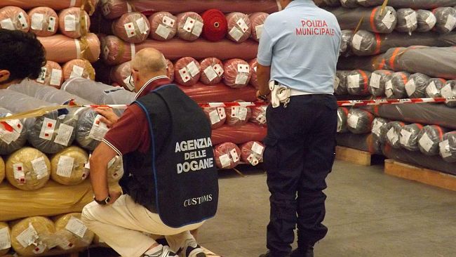 Cinquemila rotoli di tessuto di contrabbando recuperati a Prato