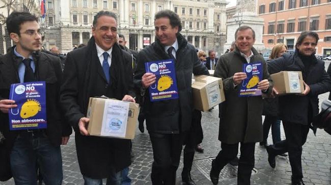 Contro il gioco d'Azzardo la Toscana porta le firme a Roma