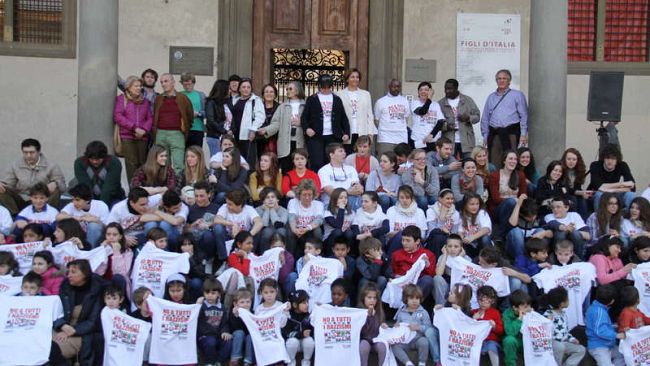 Bambini per mano per dire no alle discriminazioni