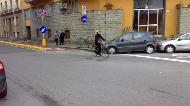 Firenze: la pista ciclabile termina in una strada a senso unico. Ma contromano