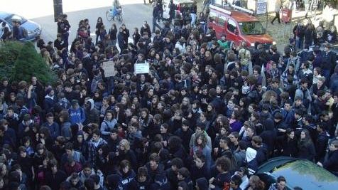 Studenti in piazza, offese a Matteo Renzi e fumogeno sul presepe del Duomo