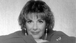 Lella Costa in scena al Teatro Pacini di Pescia martedì 6 aprile (ore 21)