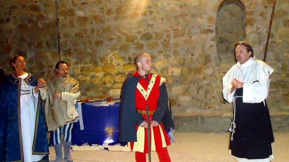 Si colora di bianco e d’azzurro il Medioevo in Val d’Orcia
