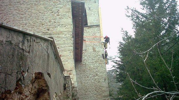 Terremoto: i vigili fiorentini individuano uno sciacallo in azione al campo di Bazzano