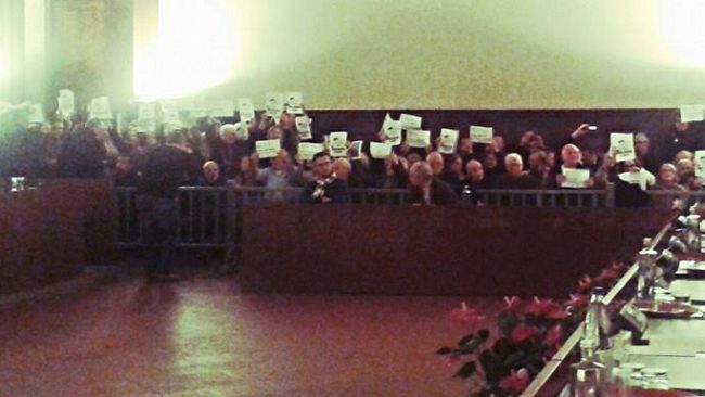 Movida tra le proteste, sgomberata aula del consiglio. Pubblico: ''Vergogna''