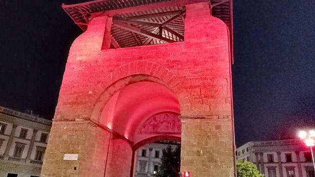 Porte storiche e David al piazzale si colorano di rosso