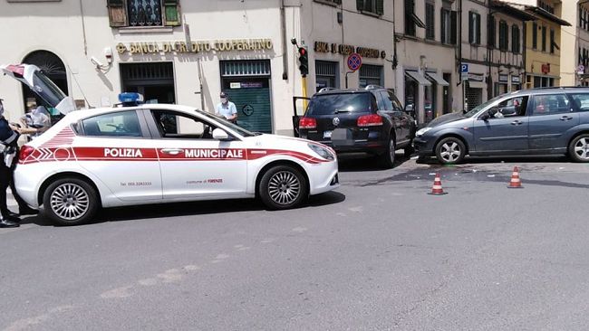 Scontro al Galluzzo, boato all'ora di pranzo in piazza Acciaioli