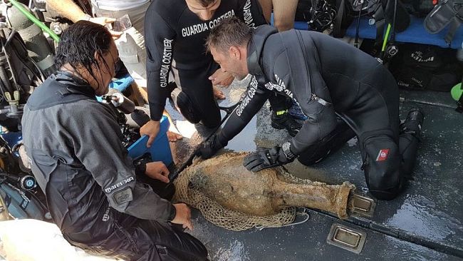 Isola d'Elba: segnalata e recuperata anfora greco - romana 