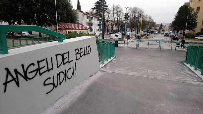 Passerella Isolotto Cascine: vandali prendono di mira il ponte
