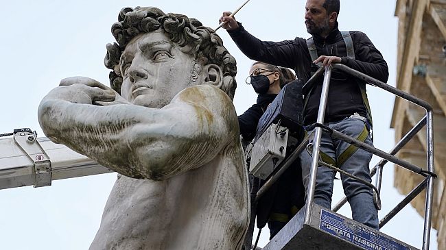 Drappo nero bruciato, danni per 15mila euro alla copia del David