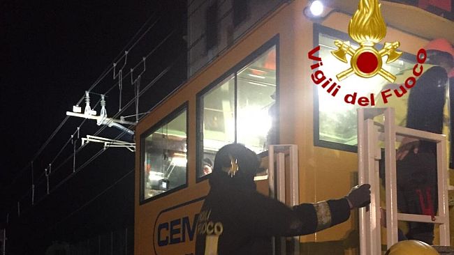 Incidente ferroviario a Firenze, ritardi e cancellazioni: tre giovani operai feriti