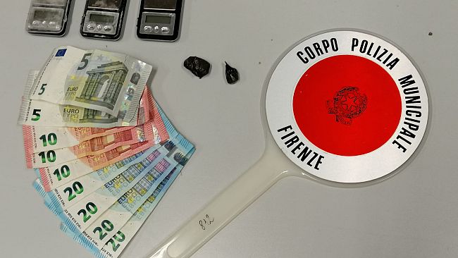 Piazza Beccaria: spacciava cocaina direttamente in casa