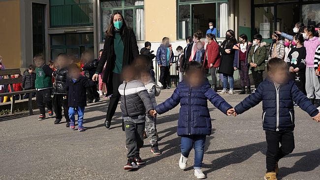 Un girotondo colorato per dire no ai vandali