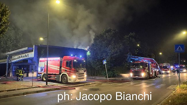Viper Theatre, incendio nella notte: le foto 