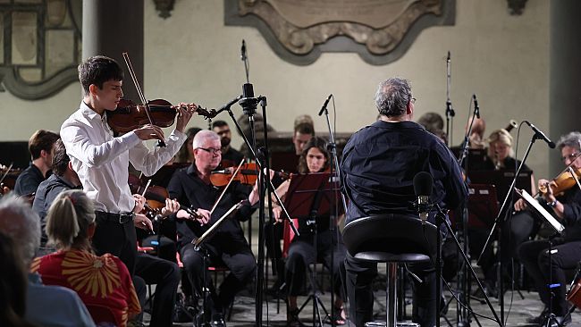 Il super violino di Leone Pini, 17 anni,  con l'Orchestra da Camera