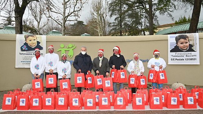Natale: doni e cioccolata ai bambini della pediatria