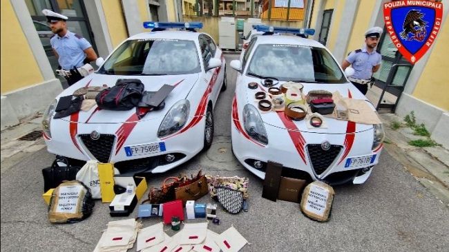 In casa pelletteria, profumi e orologi per 30mila euro
