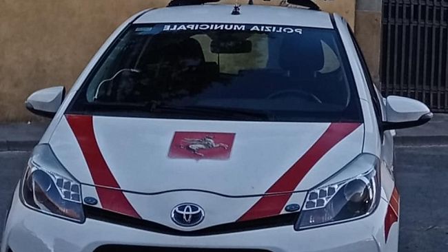 Via Pistoiese, guidatore e scooter fanno il pieno di irregolarità