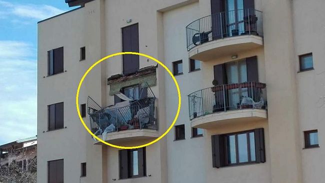 Crolla il balcone: edificio del 2013, destinato a locazione agevolata