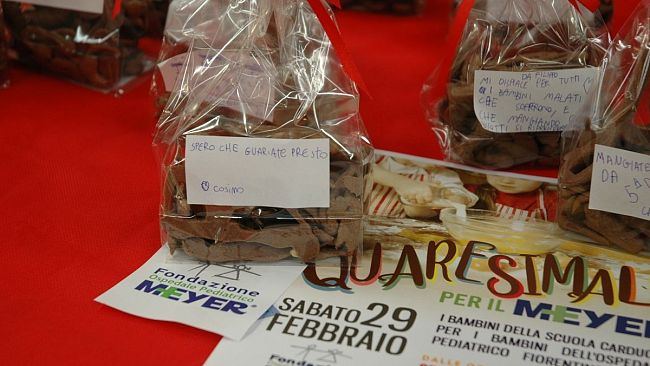 Biscotti croccanti stamattina al Mercato Centrale per l'Ospedale Pediatrico Meyer