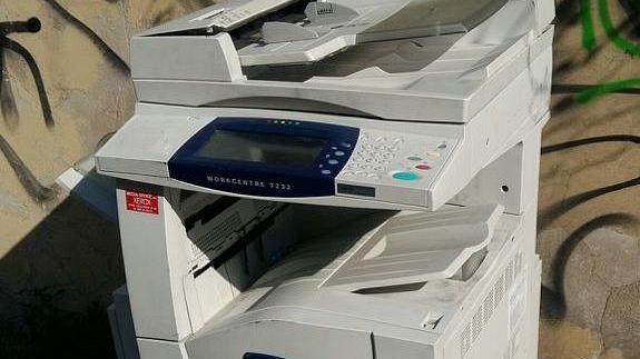 Rifiuti abbandonati a Firenze: il giallo della fotocopiatrice 