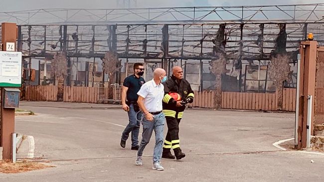 Incendio alla Ghiomelli Garden: a Livorno paura nei quartieri vicini