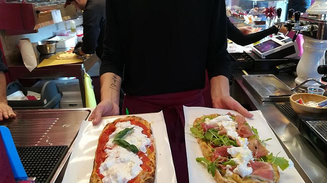 Pinsa romana e cornetti caldi, anche di notte