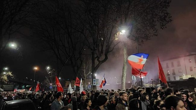 La destra si indigna per i cori del corteo, non per le botte