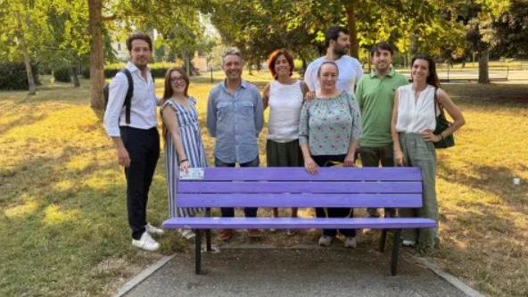 Una panchina viola nel Parco di Villa Vogel