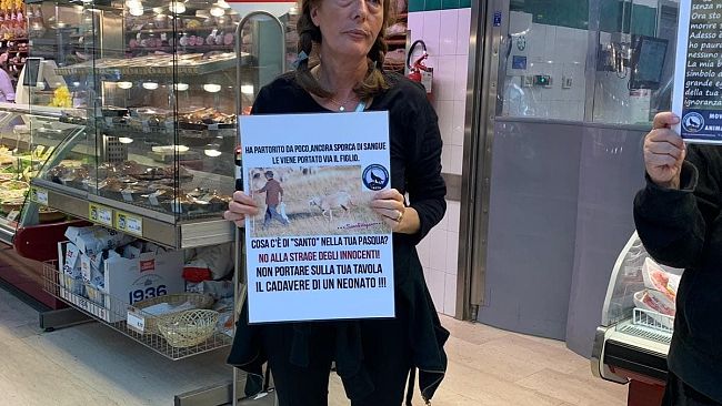 Sit-in per la vita degli agnelli a Firenze