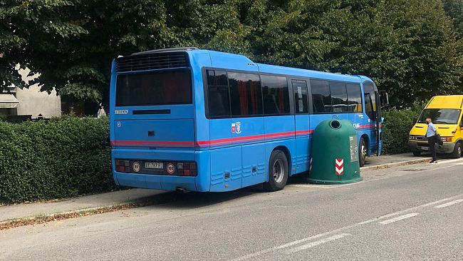 Malore del conducente: bus sbanda su una siepe