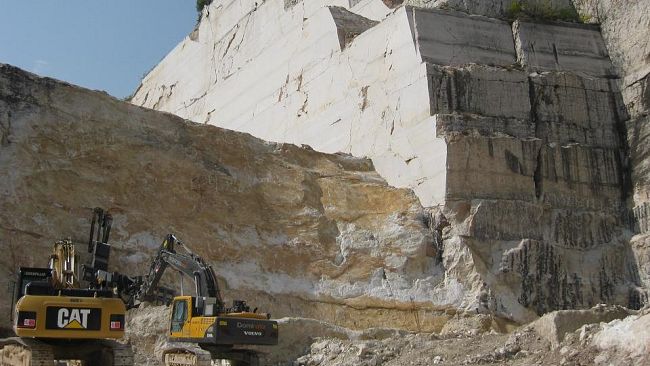 Commento su Facebook augura la morte ai lavoratori del marmo