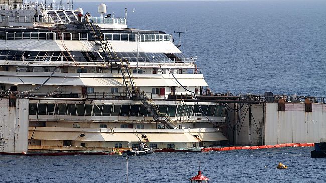 Concordia: oggetti della nave raggiungono riva