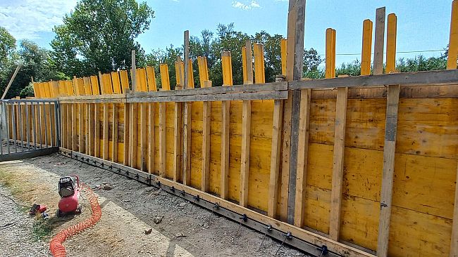 Si lavora sul muro di sponda a Cascine del Riccio