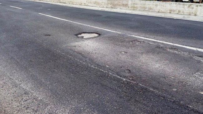Piazza delle Cure: il nuovo asfalto è già pieno di buche
