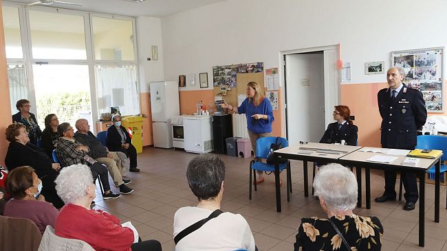 Come riconoscere i truffatori? Anziani fiorentini a lezione dai vigili