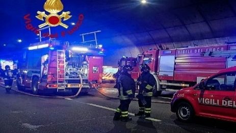A1, stamani camion a fuoco in galleria: code fino a 7 km
