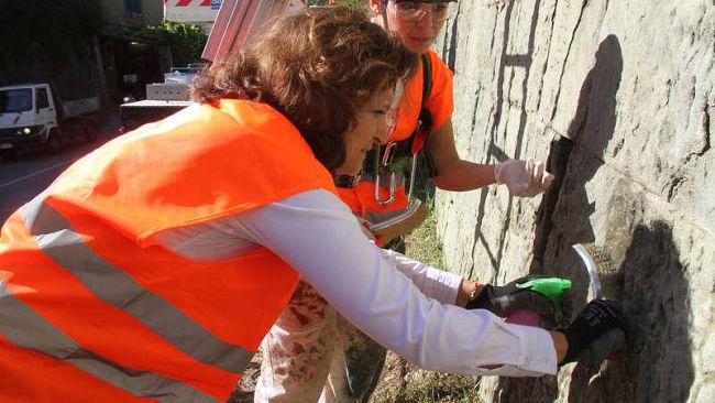 Cancellata la scritta sulle mura di cinta della Certosa