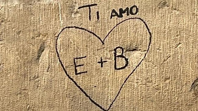 Scrive 'Ti amo' sul Ponte Vecchio: studentessa denunciata