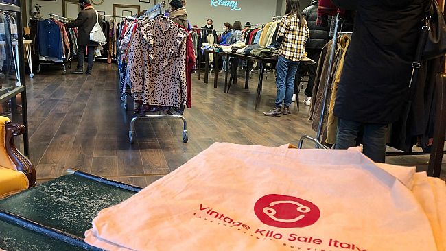 'Vintage kilo sale': abbigliamento anni 70/80/90 con vendita al peso