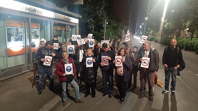 Viale Redi: anche stanotte i manifestanti contro il taglio