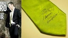 Tiziano Ferro per Cure2Children, asta “Charity Stars” cravatta autografata