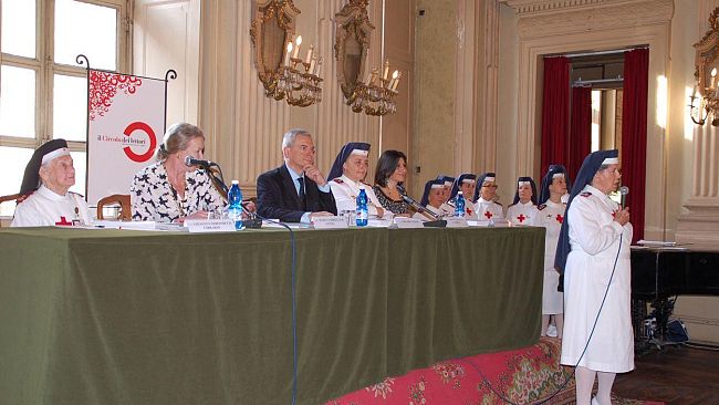 Le Crocerossine e il volontariato professionalizzato in un libro