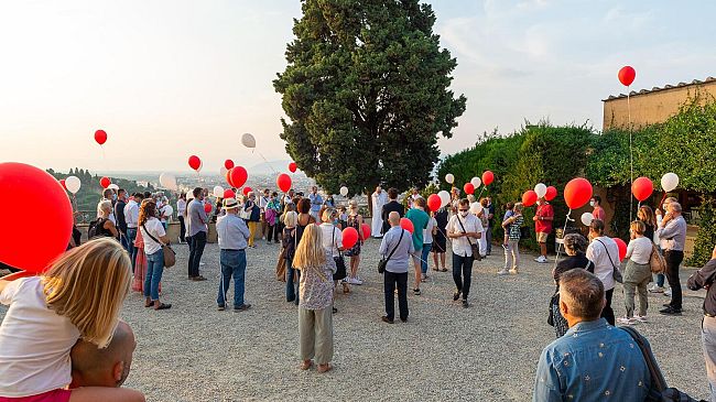 Centinaia di palloncini bianchi e rossi in ricordo di Claudio Ciai