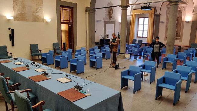 Coronavirus: si adeguano anche le conferenze stampa