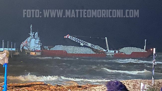 Nave incagliata: sopralluogo di Giani e Monni a Marina di Massa