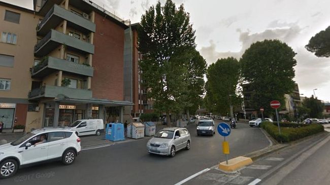 Istruttore di Scuola Guida, sorpreso al telefono: usa uno scooter non assicurato