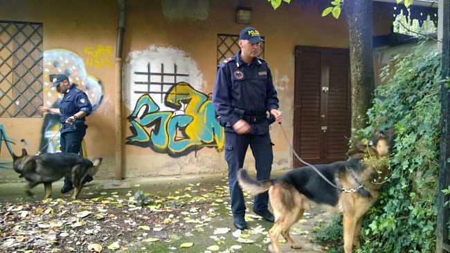 Chiama il suo pusher al telefono, ma all’appuntamento si presenta la polizia