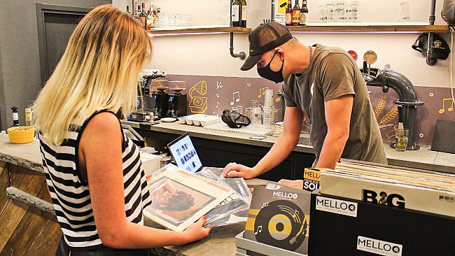 Hai vecchi dischi in vinile? Puoi mangiare la pizza gratis